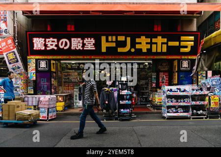 Tokio, Japan - 6. August 2024: Ameyoko, ein lebhafter Straßenmarkt in Ueno, Tokio, bietet geschäftige Geschäfte, Imbissstände und lokale Waren. Aufnahme der liv Stockfoto