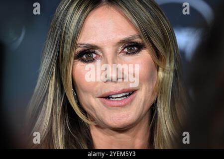 München, Deutschland. Oktober 2024. Heidi Klum, Unternehmerin und Moderatorin, spaziert auf dem roten Teppich beim „Blue Panther“-TV und der Streaming-Preisverleihung in der BMW Welt. Quelle: Felix Hörhager/dpa/Alamy Live News Stockfoto