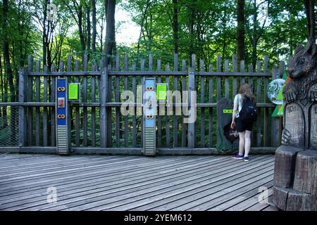 Mettlach-Orscholz, Deutschland - 27. Juni 2021: Aktivitäten auf dem Wanderweg an der Baumwipfelwanderung Saarschleife in Deutschland. Stockfoto