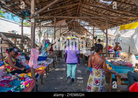 Morondava, Madagaskar - 26. August 2024: Ein geschäftiger traditioneller Markt mit einfachen Holz- und Metallkonstruktionen. Touristen und Einheimische erkunden verschiedene St. Stockfoto