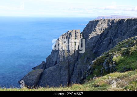 Blick auf die steile Mauer des Nordkap Plateaus - am Nordkap, Norwegen Stockfoto