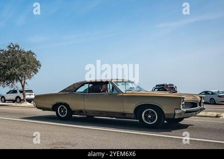 Gulfport, MS - 04. Oktober 2023: Weitwinkel-Seitenansicht eines Pontiac GTO Hardtop Coupés aus dem Jahr 1967 auf einer lokalen Autoshow. Stockfoto