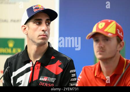 Sakhir, Bahrain. 31. Oktober 2024. Toyota Gazoo Racing No.8 Hypercar - Toyota GR010 - Hybrid, Sébastien Buemi (che), während der Pressekonferenz. Ahmad Al Shehab/Alamy Live News. Stockfoto