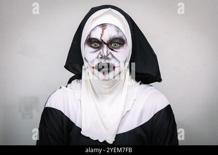 Bangkok, Bangkok, Thailand. 31. Oktober 2024. 31. Oktober 2024, Bangkok, Thailand, Ein Mitarbeiter wird während einer Halloween Blutspende im National Blood Center der Thai Rote Kreuz Society in Bangkok mit Horror-Make-up aufgetragen. Die Mitarbeiter des National Blood Center, die in den Geisterkostümen gekleidet waren, um das Halloween-Festival zu feiern, wollten Spender ermutigen, ihr Blut im Rahmen einer blutigen Halloween-Kampagne der Thai Roten Kreuz Society zu spenden. (Kreditbild: © Wissarut Weerasopon/ZUMA Press Wire) NUR REDAKTIONELLE VERWENDUNG! Nicht für kommerzielle ZWECKE! Stockfoto