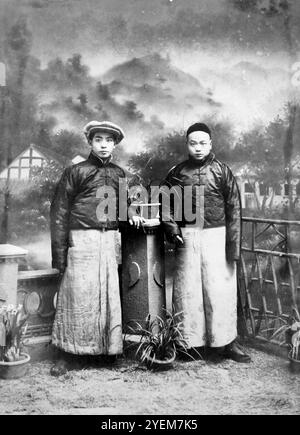 Zwei chinesische Immigranten in einem Porträt, ca. 1890. Stockfoto