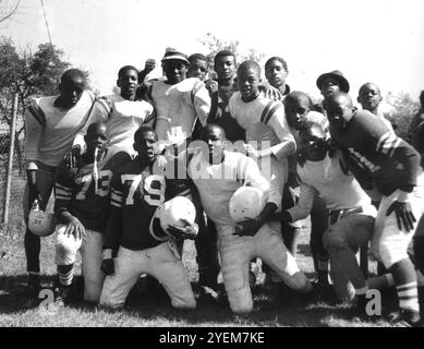 High School afroamerikanischer Fußballspieler in Washington DC posieren für Mannschaftsschuss, ca. 1963. Stockfoto