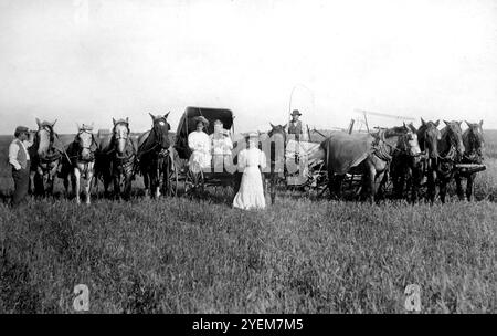 Bauern und ihre Familien posieren mit ihrer Dreschanlage in den Great Plains der Vereinigten Staaten, ca. 1900. Stockfoto