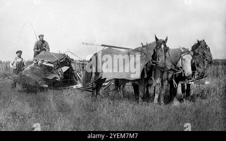 Bauern und ihre Familien posieren mit ihrer Dreschanlage in den Great Plains der Vereinigten Staaten, ca. 1900. Stockfoto