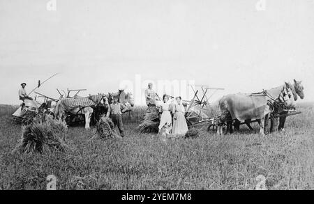 Bauern und ihre Familien posieren mit ihrer Dreschanlage in den Great Plains der Vereinigten Staaten, ca. 1900. Stockfoto