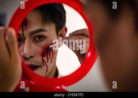 Bangkok, Bangkok, Thailand. 31. Oktober 2024. 31. Oktober 2024, Bangkok, Thailand, Ein Mitarbeiter wird während einer Halloween Blutspende im National Blood Center der Thai Rote Kreuz Society in Bangkok mit Horror-Make-up aufgetragen. Die Mitarbeiter des National Blood Center, die in den Geisterkostümen gekleidet waren, um das Halloween-Festival zu feiern, wollten Spender ermutigen, ihr Blut im Rahmen einer blutigen Halloween-Kampagne der Thai Roten Kreuz Society zu spenden. (Kreditbild: © Wissarut Weerasopon/ZUMA Press Wire) NUR REDAKTIONELLE VERWENDUNG! Nicht für kommerzielle ZWECKE! Stockfoto