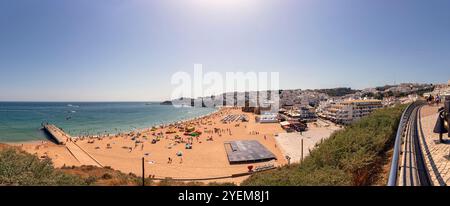 Portugal, Region Algarve, Albufeira, Praia dos Pescadores (Fischerstrand) vom Aussichtspunkt „Miradouro do Pau da Bandeira“ aus Stockfoto