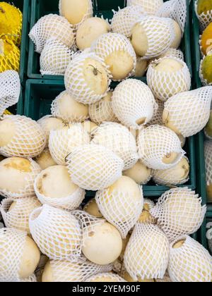 Nahaufnahme der frischen Birne in der weißen Einwegstoßstange, angeordnet auf einem Obststand im Supermarkt, Vorderansicht mit Kopierraum. Stockfoto