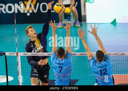 Spike of Mads Kyed Jensen von Rana Verona während des Spiels zwischen Rana Verona und Cisterna Volley, reguläre Saison des SuperLega Italian Volleyball Stockfoto