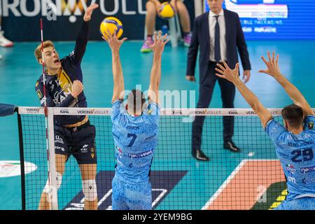 Spike of Mads Kyed Jensen von Rana Verona während des Spiels zwischen Rana Verona und Cisterna Volley, reguläre Saison des SuperLega Italian Volleyball Stockfoto