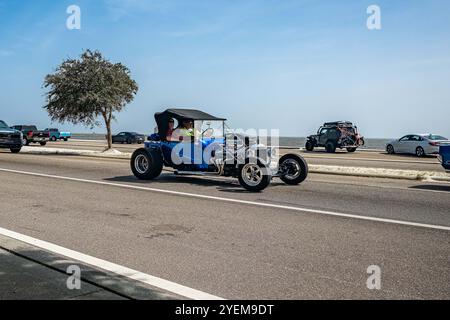 Gulfport, MS - 04. Oktober 2023: Weitwinkelansicht eines Ford T Bucket Hot Rod aus dem Jahr 1923 auf einer lokalen Autoshow. Stockfoto