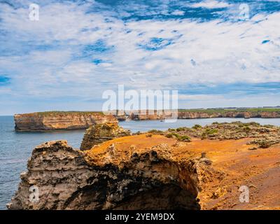 Atemberaubende Küstenklippen und Wellen entlang der australischen Great Ocean Road in Port Campbell – ein Naturwunder mit schroffer Schönheit und atemberaubender Aussicht Stockfoto