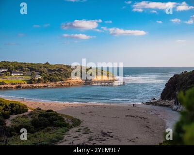 Atemberaubende Küstenklippen und Wellen entlang der australischen Great Ocean Road in Port Campbell – ein Naturwunder mit schroffer Schönheit und atemberaubender Aussicht Stockfoto