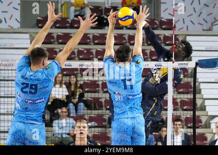 Spike von Noumory Keita von Rana Verona während des Spiels zwischen Rana Verona und Cisterna Volley, reguläre Saison der SuperLega Italian Volleyball Cha Stockfoto