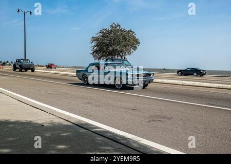 Gulfport, MS - 04. Oktober 2023: Weitwinkelansicht eines Ford Mustang Hardtop Coupés aus dem Jahr 1966 auf einer lokalen Automobilausstellung. Stockfoto