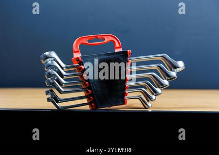 Handwerkzeug. Ein Satz Schraubenschlüssel mit unterschiedlichen Durchmessern auf einem Ständer. Stockfoto