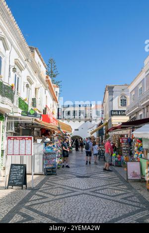 Portugal, Region Algarve, Stadtzentrum von Albufeira, Restaurants und Geschäfte auf der Rua 5 de Outubro mit Blick auf den Tunnel Stockfoto