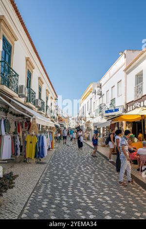 Portugal, Region Algarve, Stadtzentrum von Albufeira, Geschäfte und Cafés auf der Rua 5 de Outubro Stockfoto