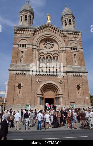 Nachbestätigungsservice für Kinder auf Kirchentreppen in der Basilique Notre Dame de la Victoire, Saint-Raphaël, Frankreich Stockfoto