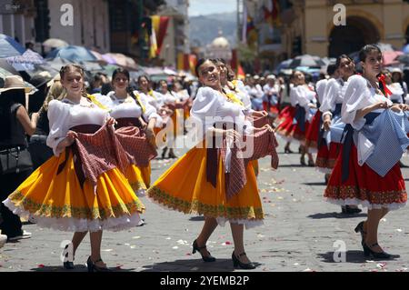 CUENCA STUDENTENPARADE FIESTAS Cuenca, Ecuador 31. Oktober 2024 heute Morgen zollten Studenten aus verschiedenen Bildungseinrichtungen der Stadt Cuenca zu Ehren ihrer 204-jährigen Unabhängigkeit Tribut. Bolivar Street wurde von Tausenden von Bürgern gefüllt, um die Studentenparade zu beobachten, wo 2300 Studenten Tänze und Choreografien vorführten Foto Boris Romoleroux API ACE CUENCA STUDENTENPARADE FIESTAS e873c38e8c952cd199310cdce54d5a91 Copyright: XBORISxROMOLEROUXx Stockfoto