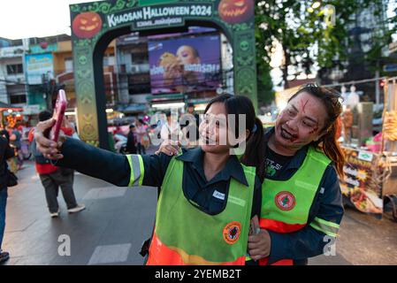 Bangkok, Thailand. 31. Oktober 2024. Die Khaosan Halloween 2024 Veranstaltung findet am 31. Oktober 2024 in Bangkok, Thailand, in der Khao San Road statt, einem Touristengebiet und Pensionen, das internationalen Rucksacktouristen bekannt ist. (Foto: Teera Noisakran/SIPA USA) Credit: SIPA USA/Alamy Live News Stockfoto