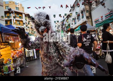 Bangkok, Thailand. 31. Oktober 2024. Ein Mann im Wolfskostüm feiert Halloween. In Bangkok Thailand in der Khao San Road, eine Nacht voller Kostüme, Festlichkeiten und einem Hauch von Geheimnissen. Quelle: SOPA Images Limited/Alamy Live News Stockfoto