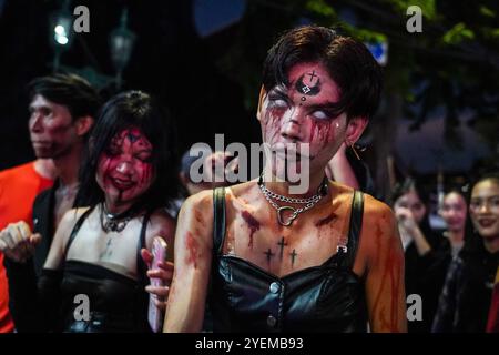 Bangkok, Thailand. 31. Oktober 2024. Eine Frau mit Make-up sieht aus wie ein Geist, während sie halloween feiert. In Bangkok Thailand in der Khao San Road, eine Nacht voller Kostüme, Festlichkeiten und einem Hauch von Geheimnissen. Quelle: SOPA Images Limited/Alamy Live News Stockfoto
