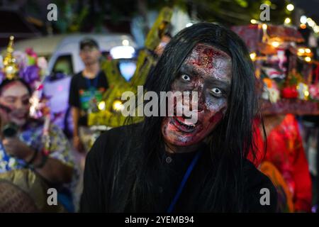 Bangkok, Thailand. 31. Oktober 2024. Eine Frau mit Make-up sieht aus wie ein Thai-Geist, während sie halloween feiert. In Bangkok Thailand in der Khao San Road, eine Nacht voller Kostüme, Festlichkeiten und einem Hauch von Geheimnissen. Quelle: SOPA Images Limited/Alamy Live News Stockfoto