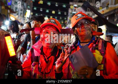 Bangkok, Thailand. 31. Oktober 2024. Anwohner in Kostümen feiern Halloween. In Bangkok Thailand in der Khao San Road, eine Nacht voller Kostüme, Festlichkeiten und einem Hauch von Geheimnissen. Quelle: SOPA Images Limited/Alamy Live News Stockfoto
