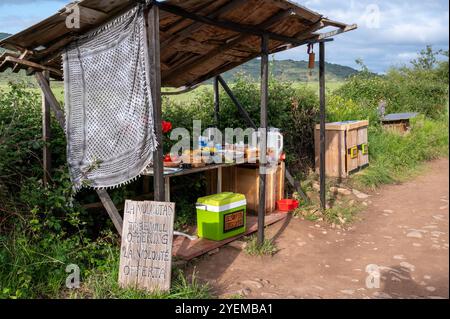 Cirauqui, Spanien - 23. Mai 2024: Raststätte auf dem Camino mit Selbstbedienung Essen und Getränke für eine Spende Cirauqui Stockfoto