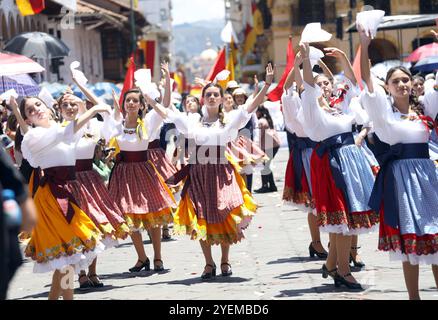 CUENCA STUDENTENPARADE FIESTAS Cuenca, Ecuador 31. Oktober 2024 heute Morgen zollten Studenten aus verschiedenen Bildungseinrichtungen der Stadt Cuenca zu Ehren ihrer 204-jährigen Unabhängigkeit Tribut. Bolivar Straße wurde von Tausenden von Bürgern gefüllt, um die Studentenparade zu beobachten, wo 2300 Studenten Tänze, Tänze und Choreografien vorführten Foto Boris Romoleroux API ACE CUENCA STUDENTENPARADE FESTIVAL VON 103559581bfba9c516c4c017498c75 Copyright: XBORISxROMOLEROUXx Stockfoto