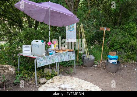 Cirauqui, Spanien - 23. Mai 2024: Raststätte auf dem Camino mit Selbstbedienung Essen und Getränke für eine Spende Cirauqui Stockfoto