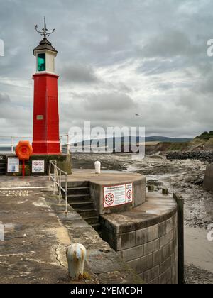 West Street, Watchet, Somerset - die Überreste eines Gewitters passieren den Leuchtturm am Hafeneingang in Watchet in Somerset. Stockfoto