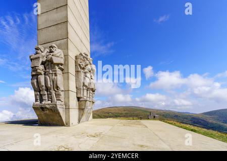 Beklemeto, Bulgarien - 16. September 2023: Blick auf das Denkmal des Arch of Freedom, auf dem Berg Goraltepe, Beklemeto-Pass (Trojanischer Pass), Bulgarien Stockfoto