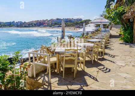 Sozopol, Bulgarien - 20. September 2023: Straßenszene mit Strandrestaurants, Einheimischen und Besuchern, in der Altstadt von Sozopol, Bulgarien Stockfoto