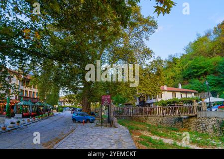 Melnik, Bulgarien - 27. September 2023: Blick auf eine Straße mit typischen Gebäuden in Melnik, Pirin-Gebirge, Südbulgarien Stockfoto