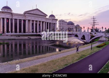 Skopje, Nordmakedonien - 5. Oktober 2023: Sonnenaufgang auf den Fluss Vardar und die Brücke der Zivilisationen, in Skopje, Nordmakedonien Stockfoto