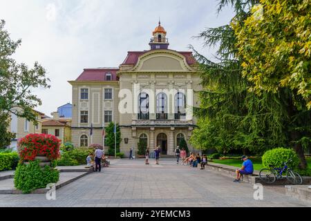 Plovdiv, Bulgarien - 25. September 2023: Szene des Stefan-Stambolov-Platzes mit dem Rathaus, Einheimischen und Besuchern in Plovdiv, Bulgarien Stockfoto