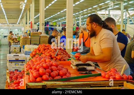 Skopje, Nordmakedonien - 05. Oktober 2023: Schauplatz der Bauernmärkte im Alten Basar-Viertel mit verschiedenen Produkten, Verkäufern und Käufern. Skopje, N Stockfoto