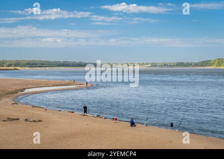 Granite City, IL, USA – 8. Oktober 2023: Eine Gruppe von Männern fischt von einer Sandbank am Mississippi River bei Chain of Rocks oberhalb von St. Louis. Stockfoto