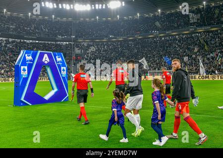 Turin, Italien. 30. Oktober 2024. Die Spieler von Juventus treten im Allianz-Stadion in Turin für das Spiel der Serie A zwischen Juventus und Parma ein. Quelle: Gonzales Photo/Alamy Live News Stockfoto