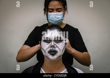 Bangkok, Bangkok, Thailand. 31. Oktober 2024. 31. Oktober 2024, Bangkok, Thailand, Ein Mitarbeiter wird während einer Halloween Blutspende im National Blood Center der Thai Rote Kreuz Society in Bangkok mit Horror-Make-up aufgetragen. Die Mitarbeiter des National Blood Center, die in den Geisterkostümen gekleidet waren, um das Halloween-Festival zu feiern, wollten Spender ermutigen, ihr Blut im Rahmen einer blutigen Halloween-Kampagne der Thai Roten Kreuz Society zu spenden. (Kreditbild: © Wissarut Weerasopon/ZUMA Press Wire) NUR REDAKTIONELLE VERWENDUNG! Nicht für kommerzielle ZWECKE! Stockfoto