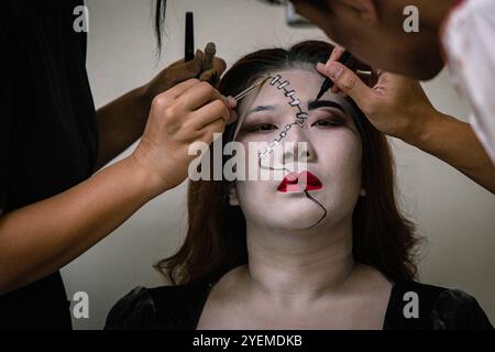 Bangkok, Bangkok, Thailand. 31. Oktober 2024. 31. Oktober 2024, Bangkok, Thailand, Ein Mitarbeiter wird während einer Halloween Blutspende im National Blood Center der Thai Rote Kreuz Society in Bangkok mit Horror-Make-up aufgetragen. Die Mitarbeiter des National Blood Center, die in den Geisterkostümen gekleidet waren, um das Halloween-Festival zu feiern, wollten Spender ermutigen, ihr Blut im Rahmen einer blutigen Halloween-Kampagne der Thai Roten Kreuz Society zu spenden. (Kreditbild: © Wissarut Weerasopon/ZUMA Press Wire) NUR REDAKTIONELLE VERWENDUNG! Nicht für kommerzielle ZWECKE! Stockfoto