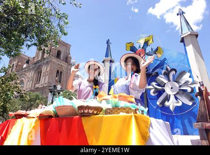 CUENCA STUDENTENPARADE FIESTAS Cuenca, Ecuador 31. Oktober 2024 heute Morgen zollten Studenten aus verschiedenen Bildungseinrichtungen der Stadt Cuenca zu Ehren ihrer 204-jährigen Unabhängigkeit Tribut. Bolivar Street wurde von Tausenden von Bürgern gefüllt, um die Studentenparade zu beobachten, wo 2300 Studenten Tänze und Choreografien vorführten Foto Boris Romoleroux API ACE CUENCA STUDENTENPARADE FESTIVAL PARADE 0182588aa69a9607c6ced4c0f775f699 Copyright: XBORISxROMOLEROUXx Stockfoto