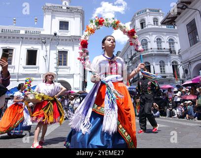 CUENCA STUDENTENPARADE FIESTAS Cuenca, Ecuador 31. Oktober 2024 heute Morgen zollten Studenten aus verschiedenen Bildungseinrichtungen der Stadt Cuenca zu Ehren ihrer 204-jährigen Unabhängigkeit Tribut. Bolivar Street wurde von Tausenden von Bürgern gefüllt, um die Studentenparade zu beobachten, wo 2300 Studenten Tänze und Choreografien vorführten Foto Boris Romoleroux API ACE CUENCA STUDENTENPARADE FESTLICHKEITEN 9096c28efc496645d318658d20acafd8 Copyright: XBORISxROMOLEROUXx Stockfoto