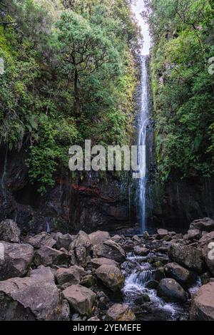 Der wunderschöne Weg PR6 Levada das 25 Fontes auf Madeira während der Sommersaison. Portugal. Stockfoto